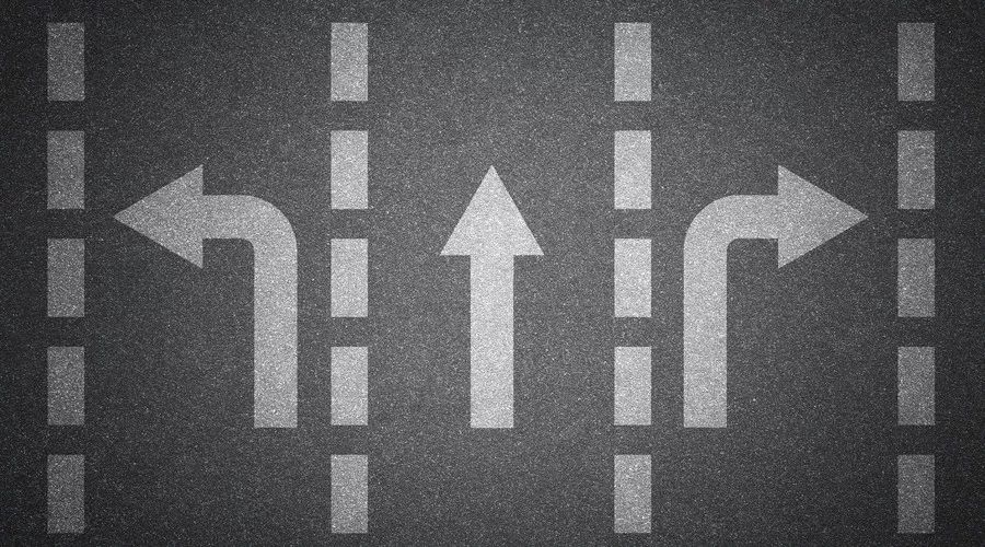 这就像探路一样,面对一个三岔路口时,走得快的人可以将三条路都试探