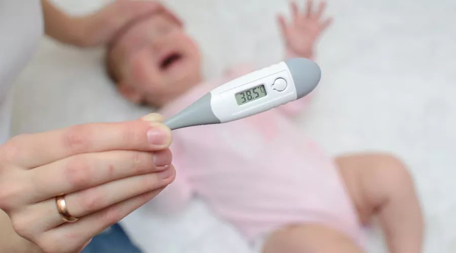 孩子发烧用退烧贴,医生见了直摇头:没用还坑娃