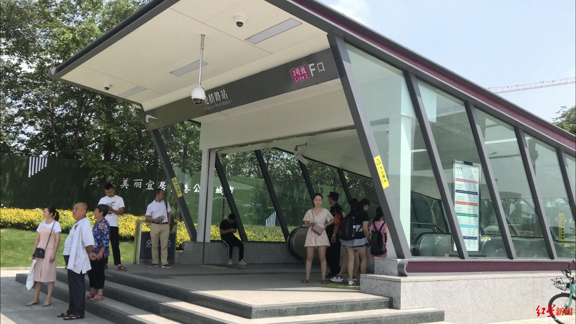 成都地铁三号线龙桥路站f口乘坐摆渡车对于前往观看开幕式的持票群众