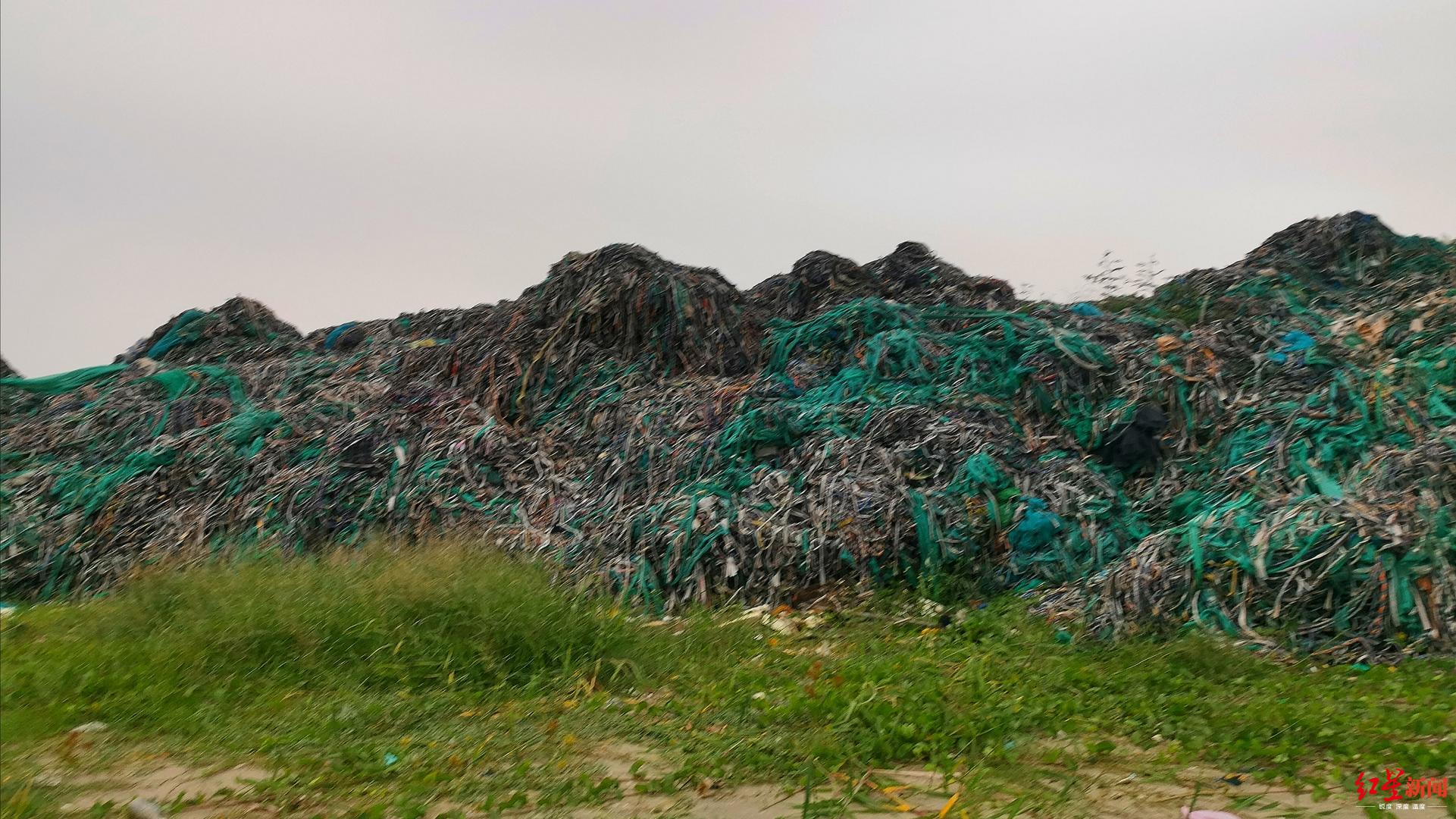 垃圾成堆连片,有的甚至堆成了高达四五米的垃圾山.