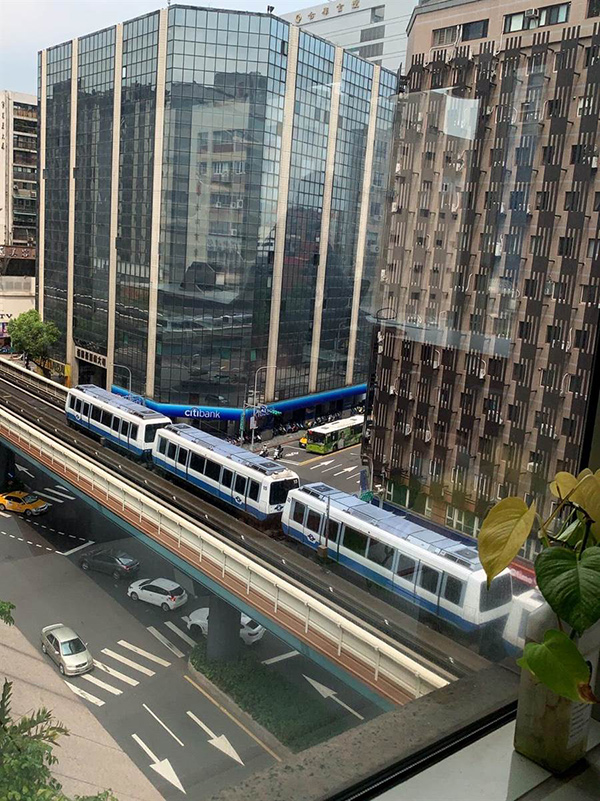 台湾地震:地铁停运,大楼瓷砖掉落