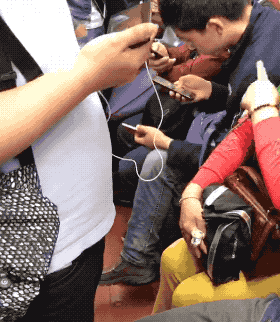 上海地铁11号线,男子随地吐痰不听劝,怕被曝光.抢别人手机