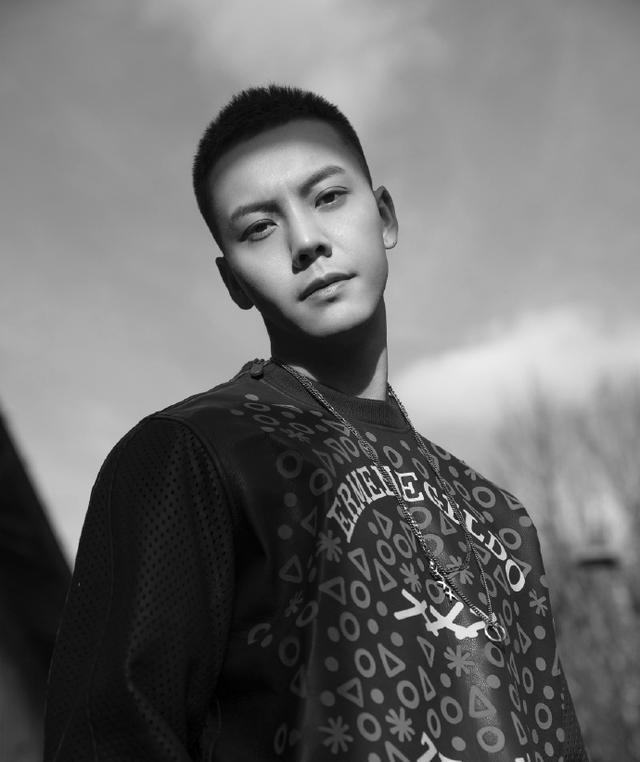 打破高发际线不能剪寸头说法,饱饱真是酷毙了|发型|陈伟霆|寸头_新浪