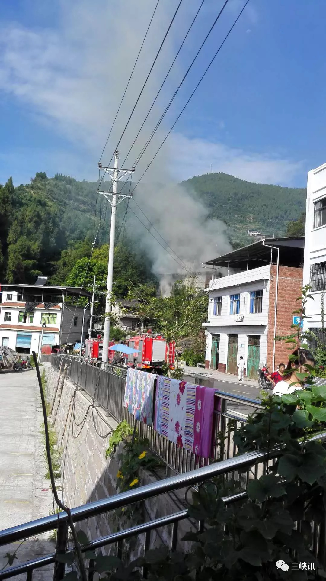 吓人万州一民房突发大火现场火势凶猛