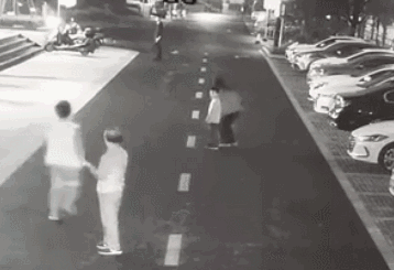 男子遛狗不拴绳,还把保护孩子的妈妈按在地上打!-图片8