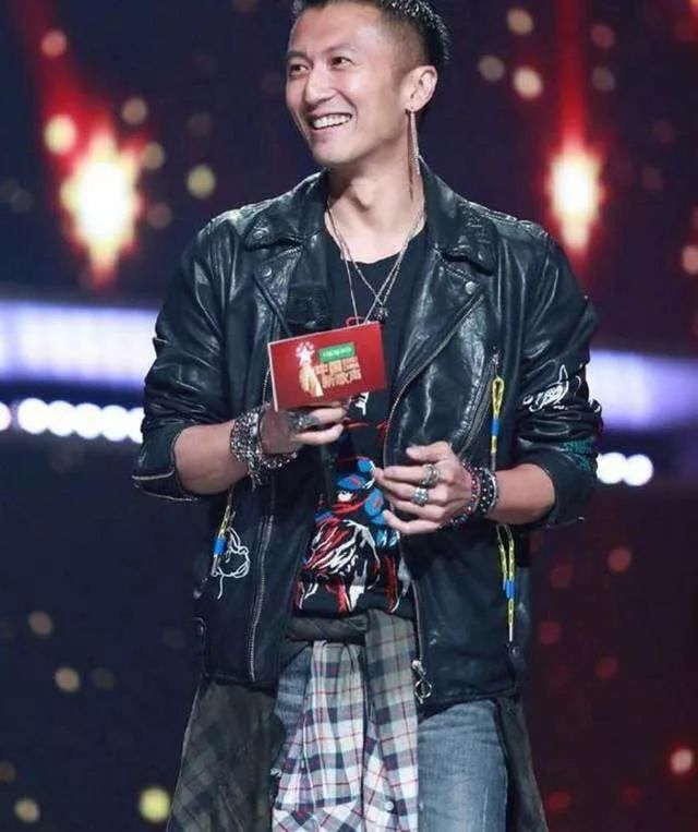 说窦唯,李亚鹏落魄的通稿,所以时下也有不少网友在网上diss王菲克夫