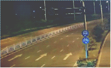 温州永嘉一辆黑色大众轿车撞上路标柱,"飞"出十多米后翻车,驾驶员被压