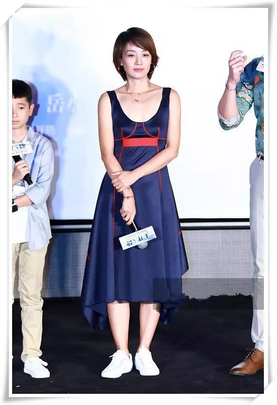 42岁马伊琍又换发型了,这"狗啃式"短发发型设计搭配,依然很美