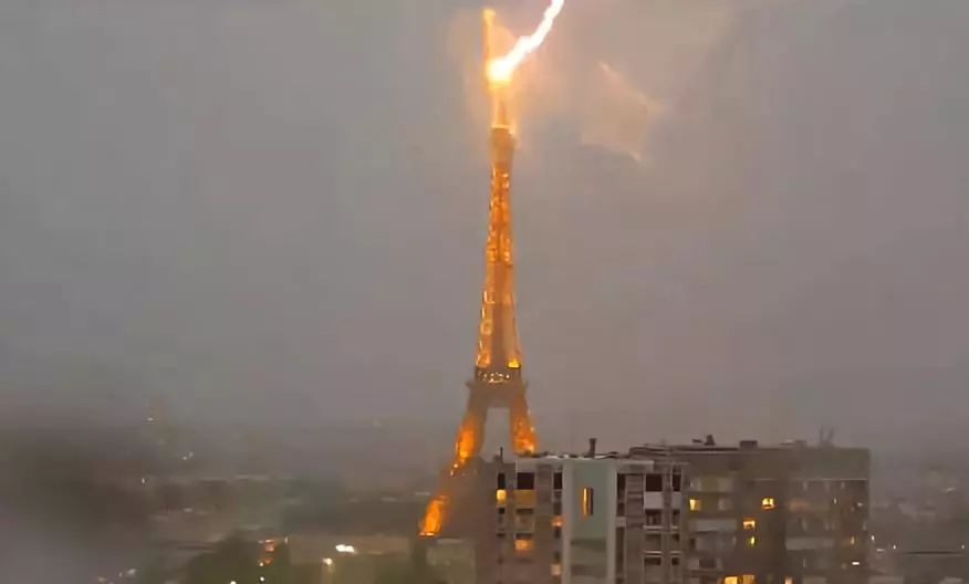 【视频:巴黎埃菲尔铁塔遭雷劈 充当"避雷针"
