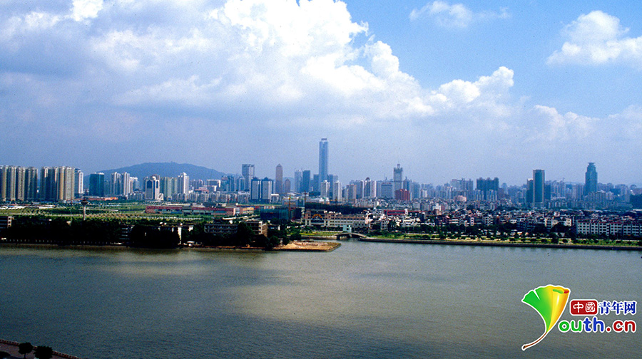 中国青年网记者 郭凯薇 摄广州市天河区花城广场夜景,隔江望塔