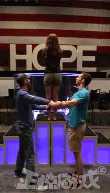 正惊gif:这是什么骚操作?汽车打飞机,身材太好竟发生这种惨事!