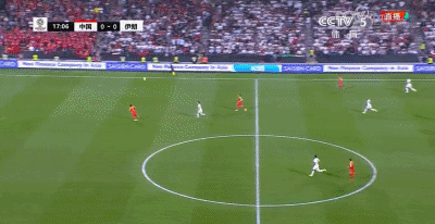 冯潇霆在防守中严重失误。