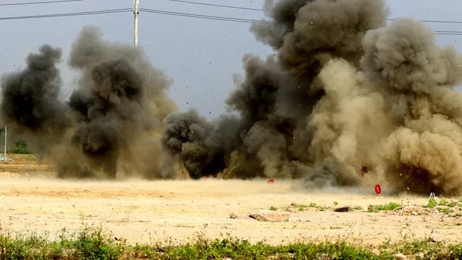 硝烟弥漫在tnt的爆炸中近距离感受战场