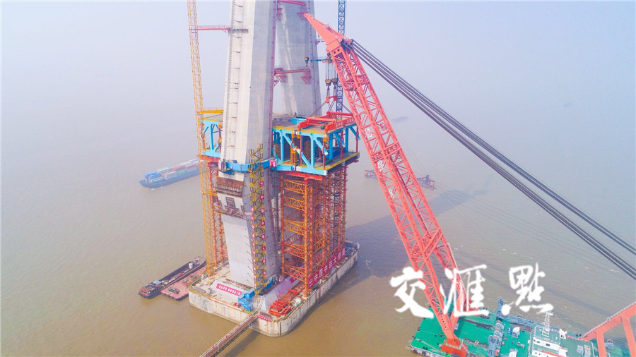 五节庞然大物全部到位沪通大桥28号主墩墩顶钢梁架设完成