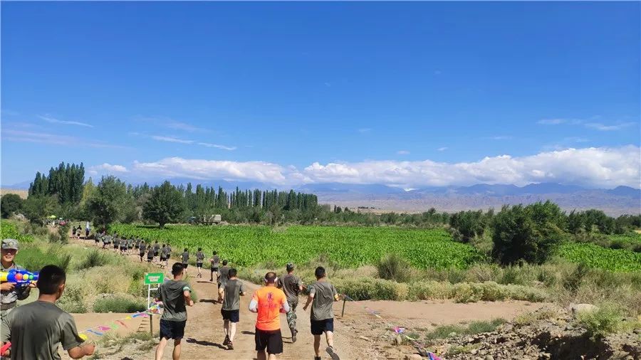 上周末(7月28日),中国人民解放军69240部队,联合当地跑步协会,举办了