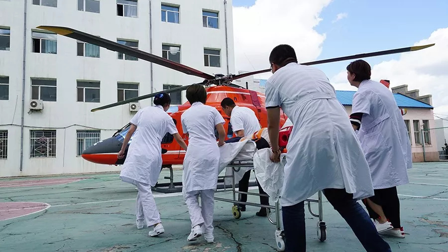 大家模拟真实随机急救场景,进行了院前急救和院间转诊两种情境的模拟