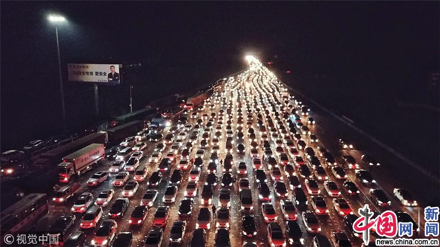 春运节前客流高峰如期而至各地高速公路车流看涨