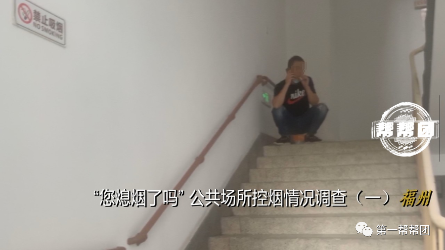 在这栋住院大楼的楼道间,   几乎每一层都会有贴一个   禁止吸烟的
