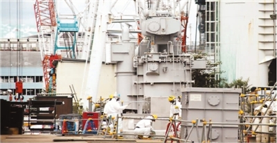 图为二〇一七年十月十二日，施工人员在日本福岛第一核电站内进行拆除作业。新华社发