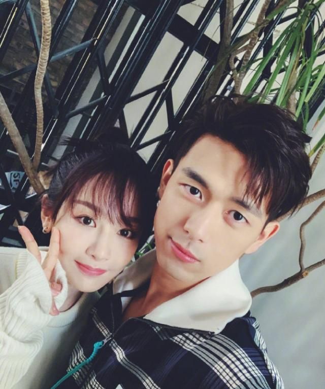 "童颜夫妇"又撒糖!李现晒照为杨紫庆生