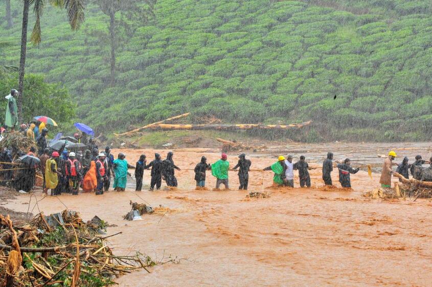 （8月9日，救援人员在印度南部喀拉拉邦救助灾民。图源外媒）