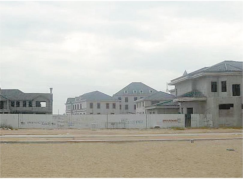 拆除前的绥中县违法围填沿海滩涂违法建筑一角。资料图