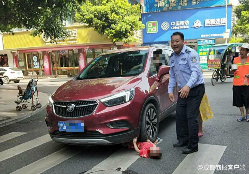 女子推二宝过马路身后大宝被车撞倒 司机:提醒家长看好孩子