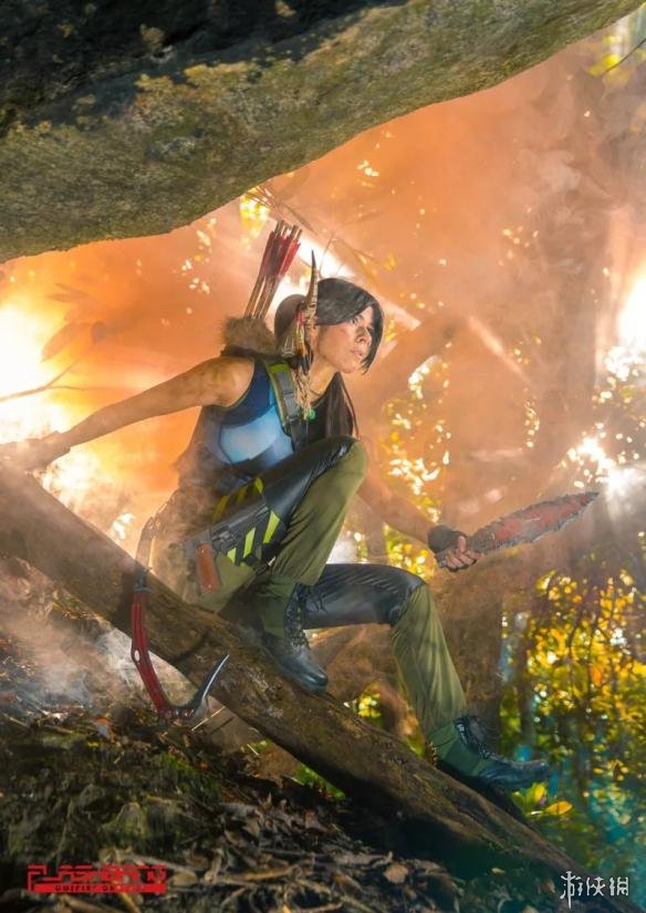 妹子cos《古墓丽影》劳拉丛林探险 颇具野性魅力!