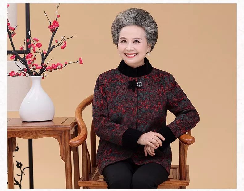 71岁淘女郎每天工作12个小时,还与梁朝伟合作,美过17岁少女!