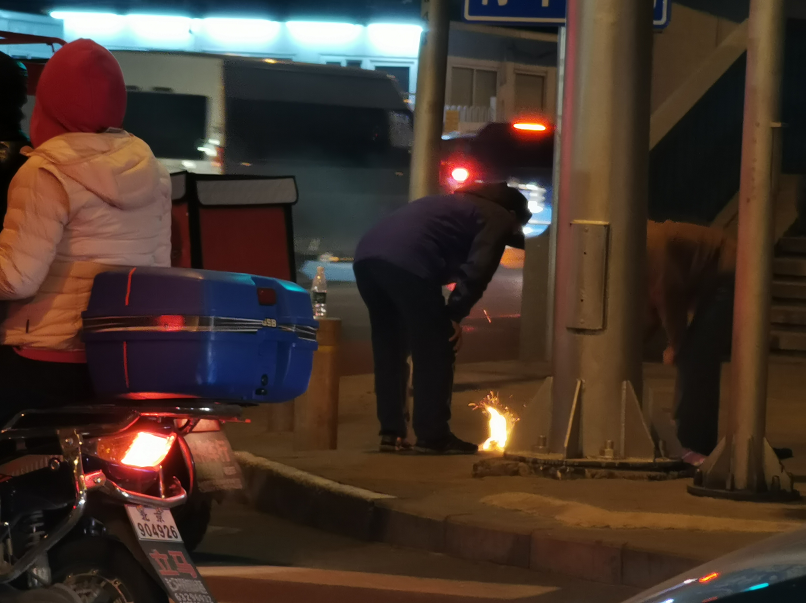 "寒衣节"街头烧纸隐患大,专家:民俗应随时代进步