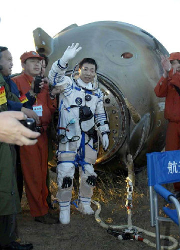 2003年10月16日6时23分，“神舟五号”成功着陆，杨利伟自主出舱。新华社发