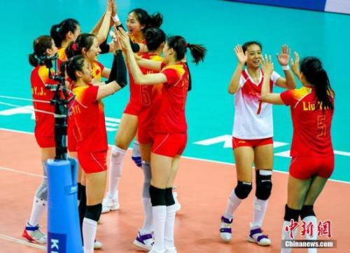 10月16日晚，中国八一女排在武汉迎来第七届世界军人运动会的首个对手美国队，主场作战的中国姑娘最终以3：0轻松击败对手，迎来开门红。这也是本届军运会中国代表团的第一场胜利。图为中国八一女排获胜后击掌庆祝。中新社记者 张畅 摄