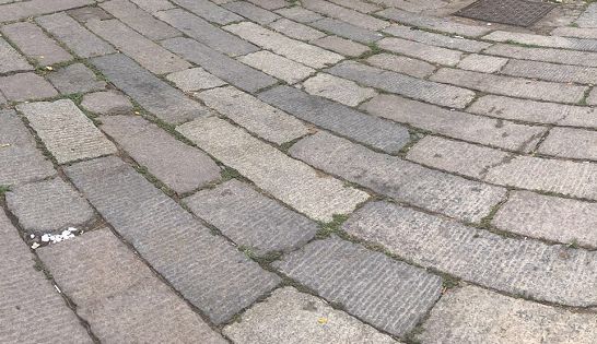 你见过像这样的老石板路吗