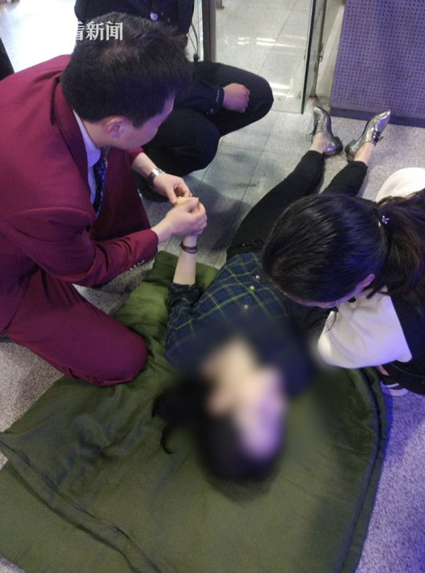 备孕女孩晕倒手脚抽搐 地铁暖男跪地"公主抱"托举女子半小时