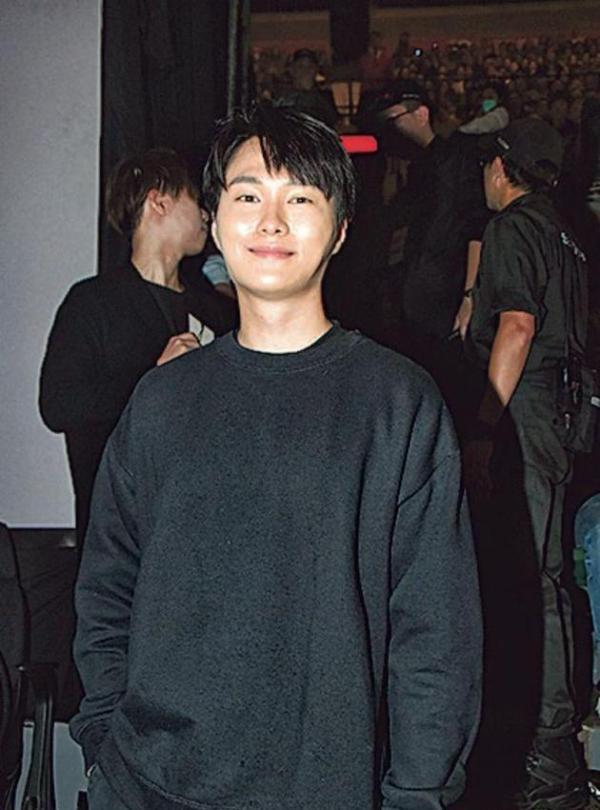 许廷铿红馆开唱胡鸿钧捧场 张柏芝现身拒谈儿子