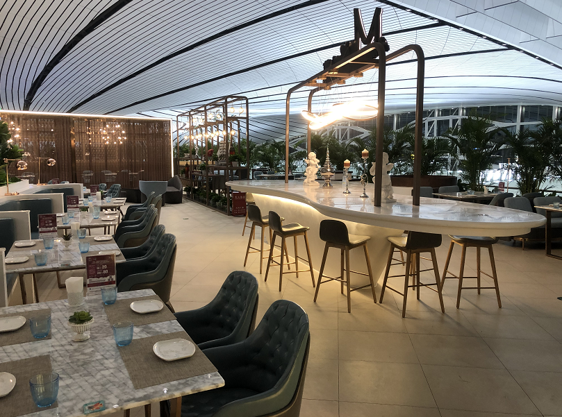 小莫西餐厅是老莫旗下的品牌,开进大兴机场也变得更精致时尚.