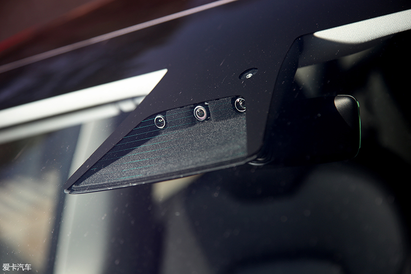 autopilot自动辅助驾驶是通过遍布车身的摄像头来感知周围环境的,前