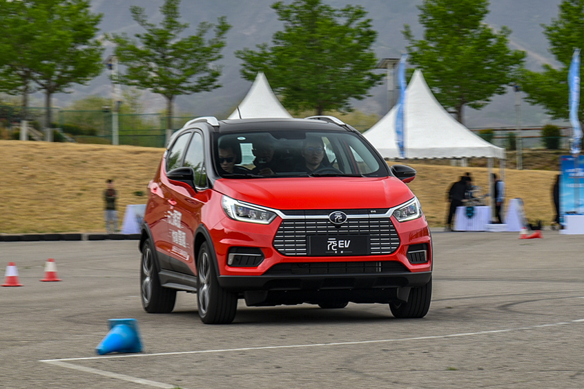 展现e平台实力 场地试驾比亚迪元ev535