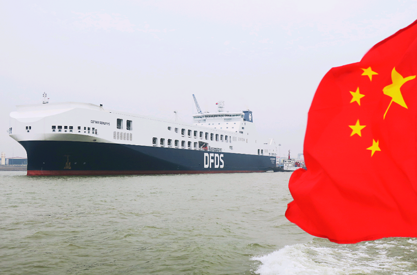 世界最大长度滚装船从南京港首航出江