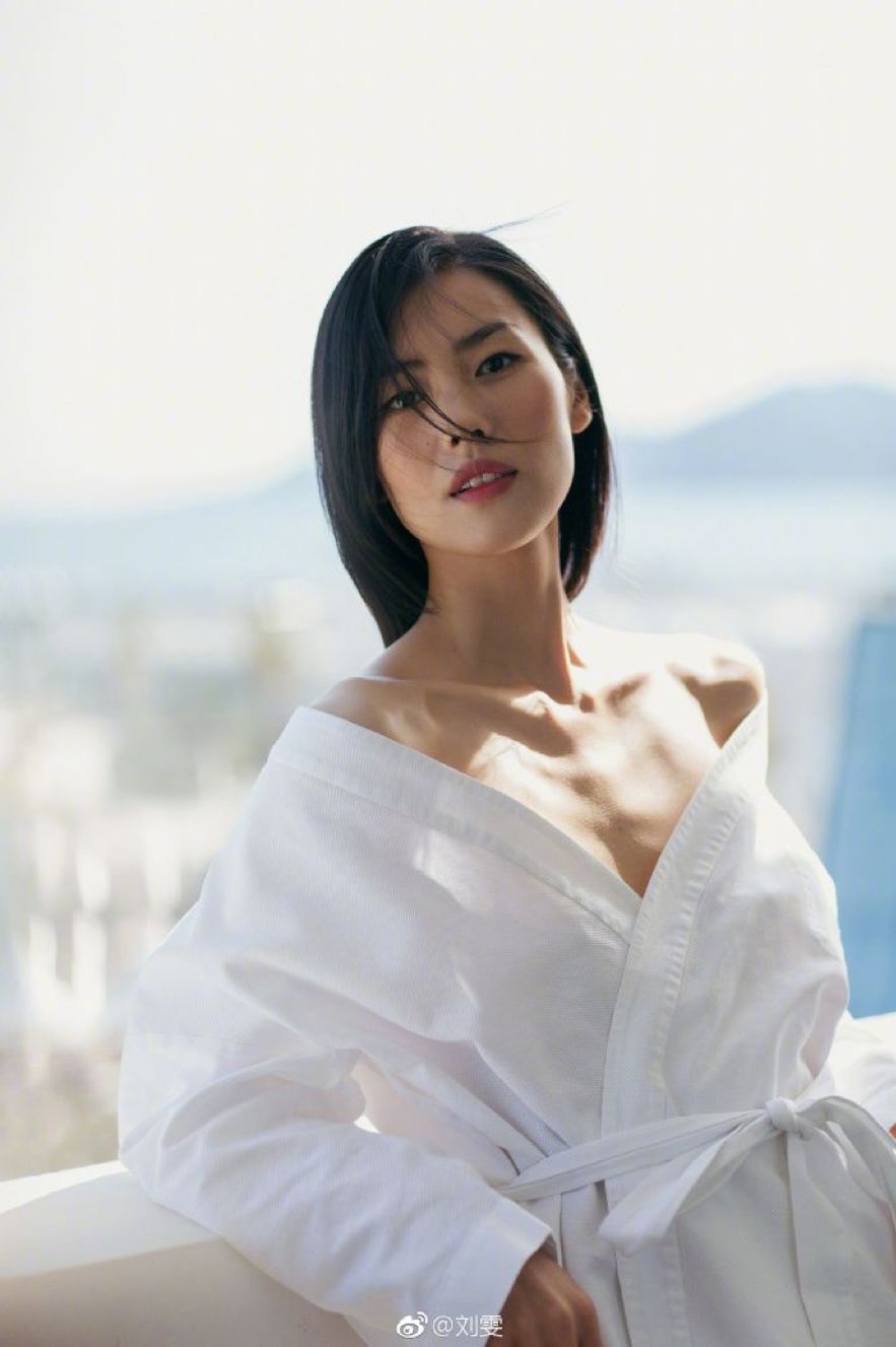 刘雯短发照惊艳朋友圈:世界在悄悄奖励爱拼的女人!