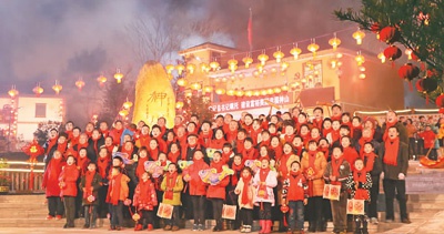  2019年2月4日除夕夜，井冈山市神山村村民喜庆合影的画面上了春节联欢晚会。井冈山市委宣传部供图