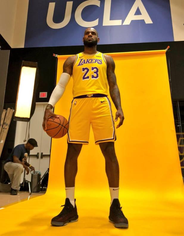 湖人新老大驾到!詹皇披紫金战袍合影全队 库兹马球哥是他左膀右臂