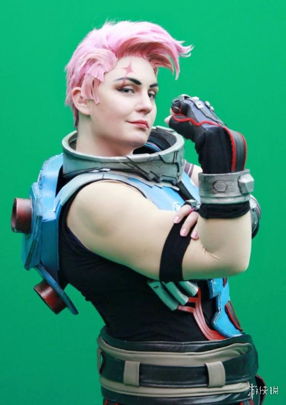 国外妹子cos《守望先锋》查莉娅 健硕身材简直神还原