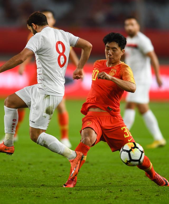 中国胜叙利亚10月16日,中国队球员金敬道(右)在比赛中拼抢