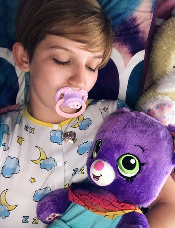 美国24岁女子痴迷穿纸尿裤扮婴儿缓解压力