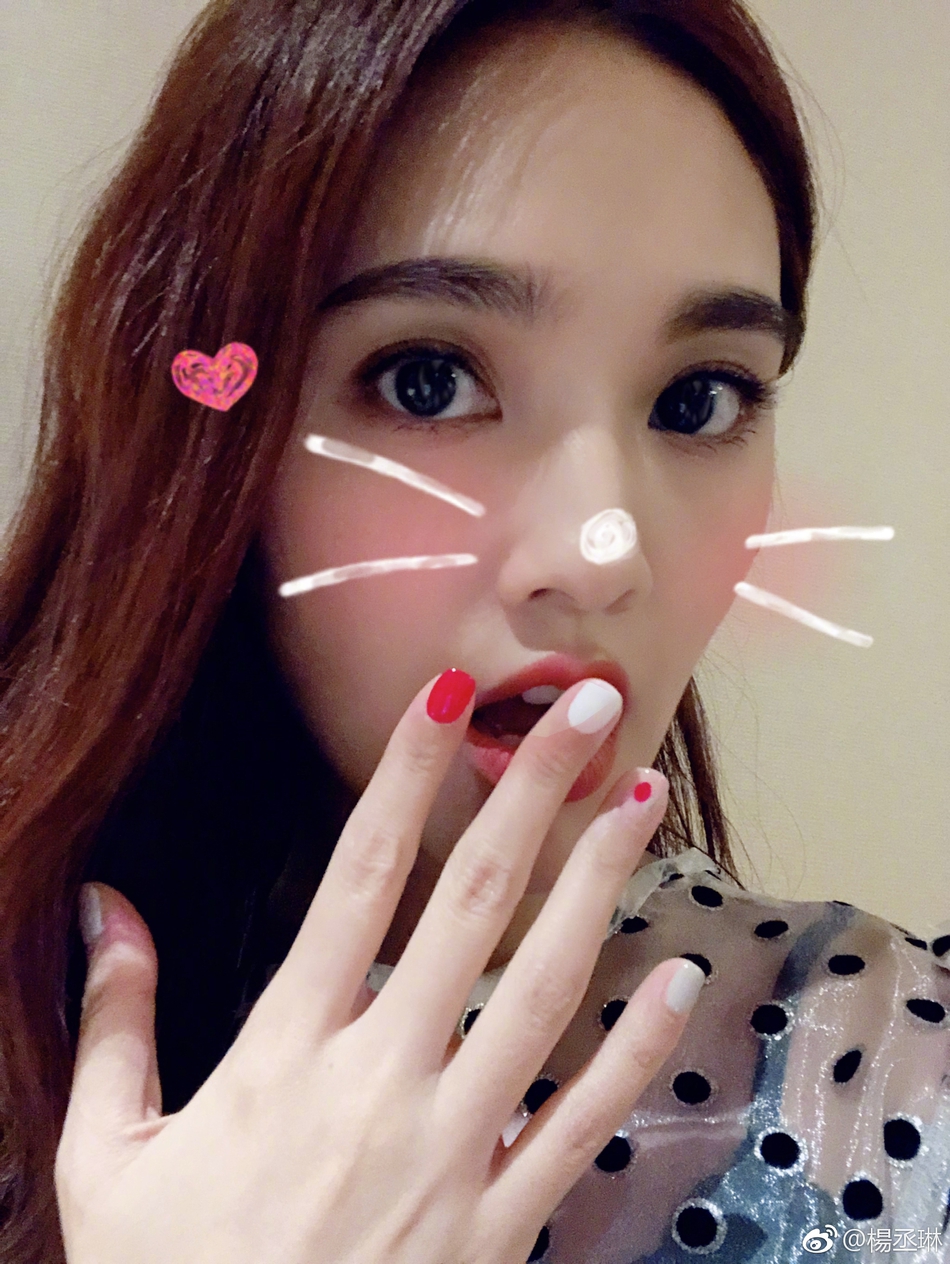 杨丞琳晒自拍冲镜头甜笑放电 皮肤白嫩小v脸精致可爱