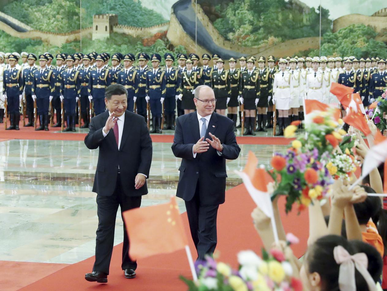 2018年9月7日，国家主席习近平在北京人民大会堂同摩纳哥元首阿尔贝二世亲王举行会谈。这是会谈前，习近平在人民大会堂北大厅为阿尔贝二世举行欢迎仪式。