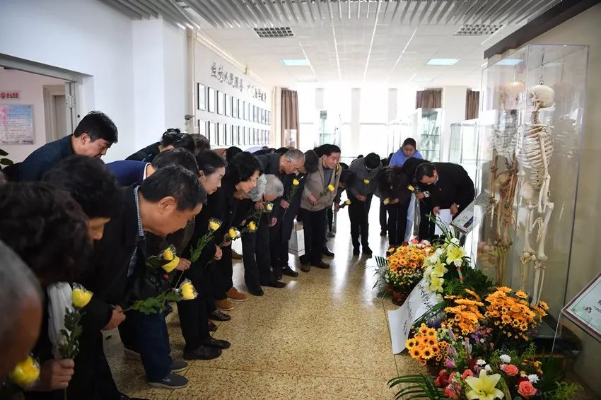 致敬！医学伉俪双双捐献遗体，时隔10余年“重逢”在“讲台”休闲区蓝鸢梦想 - Www.slyday.coM