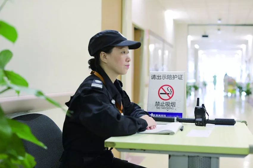 偶然间"手痒",保安小姐姐门诊大厅弹钢琴走红!