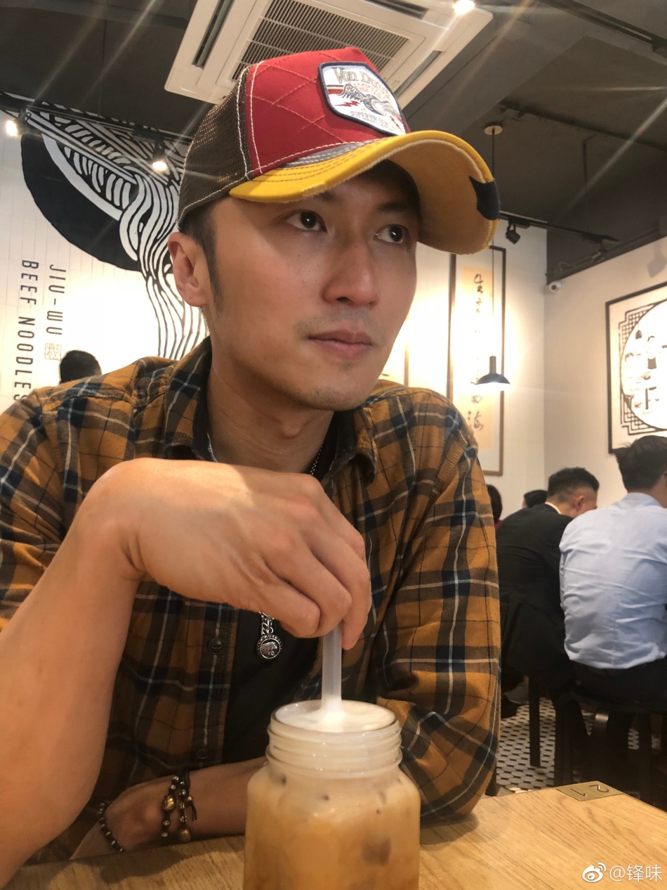 谢霆锋素颜上节目自信大方 男性荷尔蒙十足